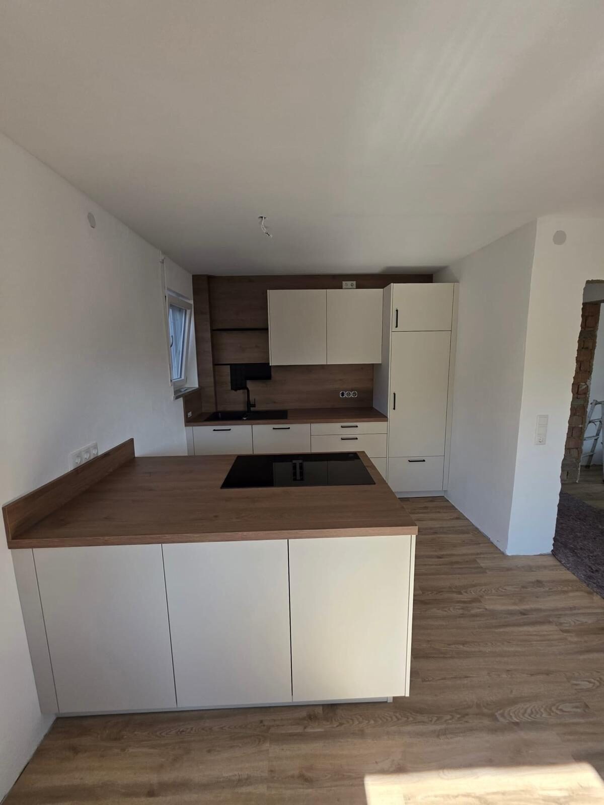 Kompaktküche mit Halbinsel in Magnolia – Privatküche in Dillingen