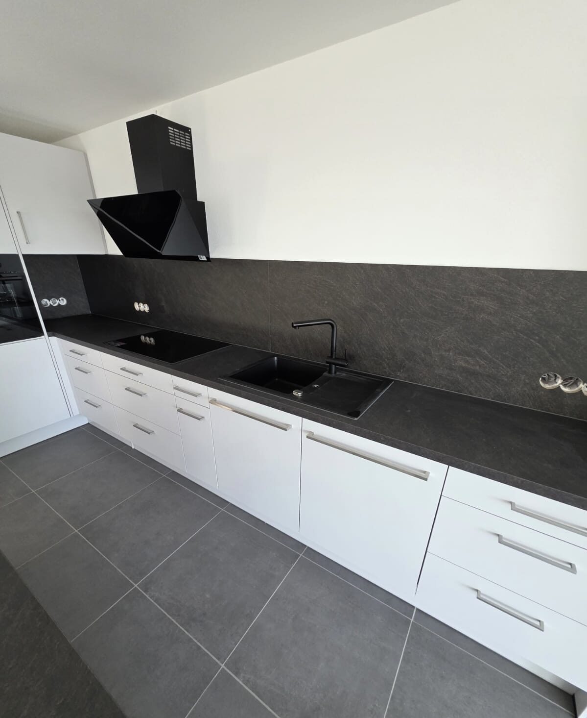 Moderne Küche in Schwarz-Weiß – Privatküche in Elchingen