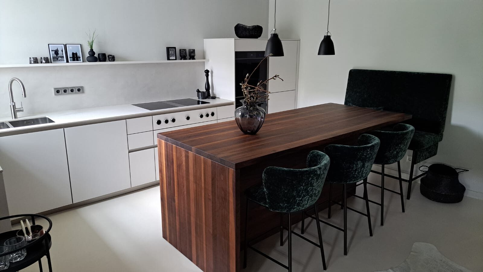 Designküche mit Nussbaum-Insel – Privatküche in Kreis Nördlingen